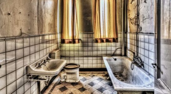 Koupelna moderně: Velké dlaždice, luxusní imitace i odstíny země 5