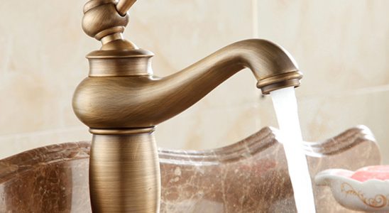 Koupelna jako z první republiky díky stylovým retro bateriím 1