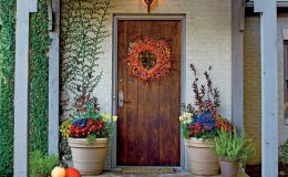 Zpestřete si interiér květinovými a zelenými věnci 25
