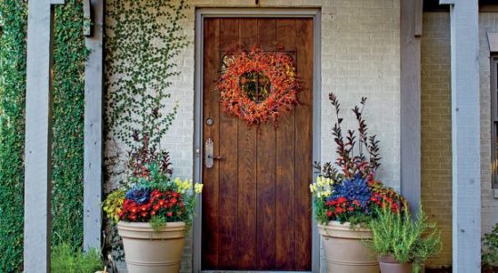 Zpestřete si interiér květinovými a zelenými věnci 8