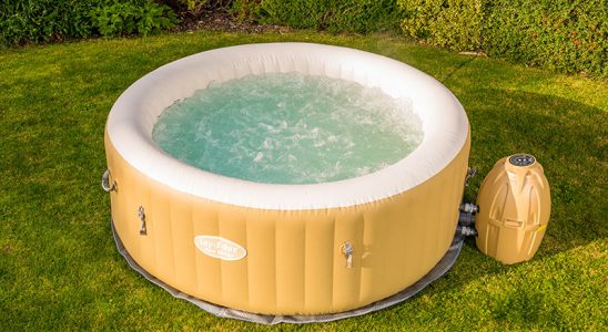 Relaxujte v nafukovací vířivce 1