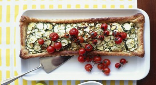 Připravíte téměř bez práce: Rychlý koláč s cuketou a rajčaty 1